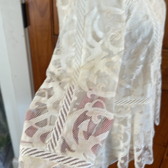 HD in Paris Anthropologie Ivory Cream Pink Lace Top 4 3/4 sleeves Ruffle Hem - Picture 4 of 8